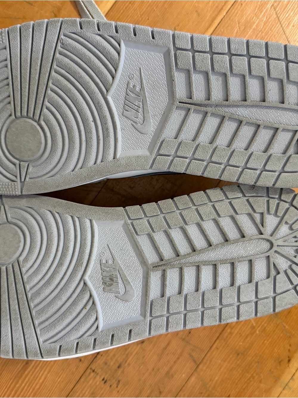 Jordan 1 Retro Low OG - Picture 5 of 7